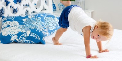 Dete-skace-po-krevetu