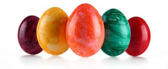 Farbanje-jaja-bojom-za-kolace