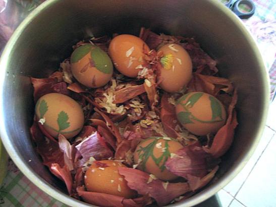 jaja u loncu i lukovini